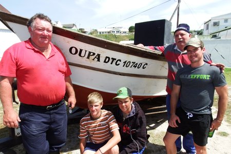 Die bemanning van “Oupa”, met vlnr Ben Uys (skipper), JP Uys, Hennie Groenewald, Danie Fourie en Jacques Swanepoel (‘n voornemende lid)
